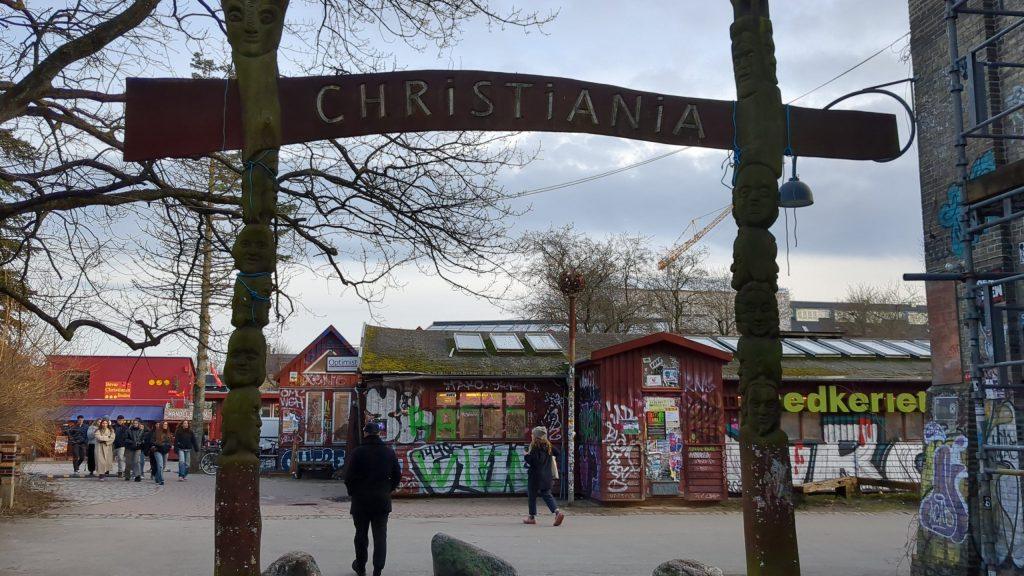 København. Behind it is written "You are entering the EU"